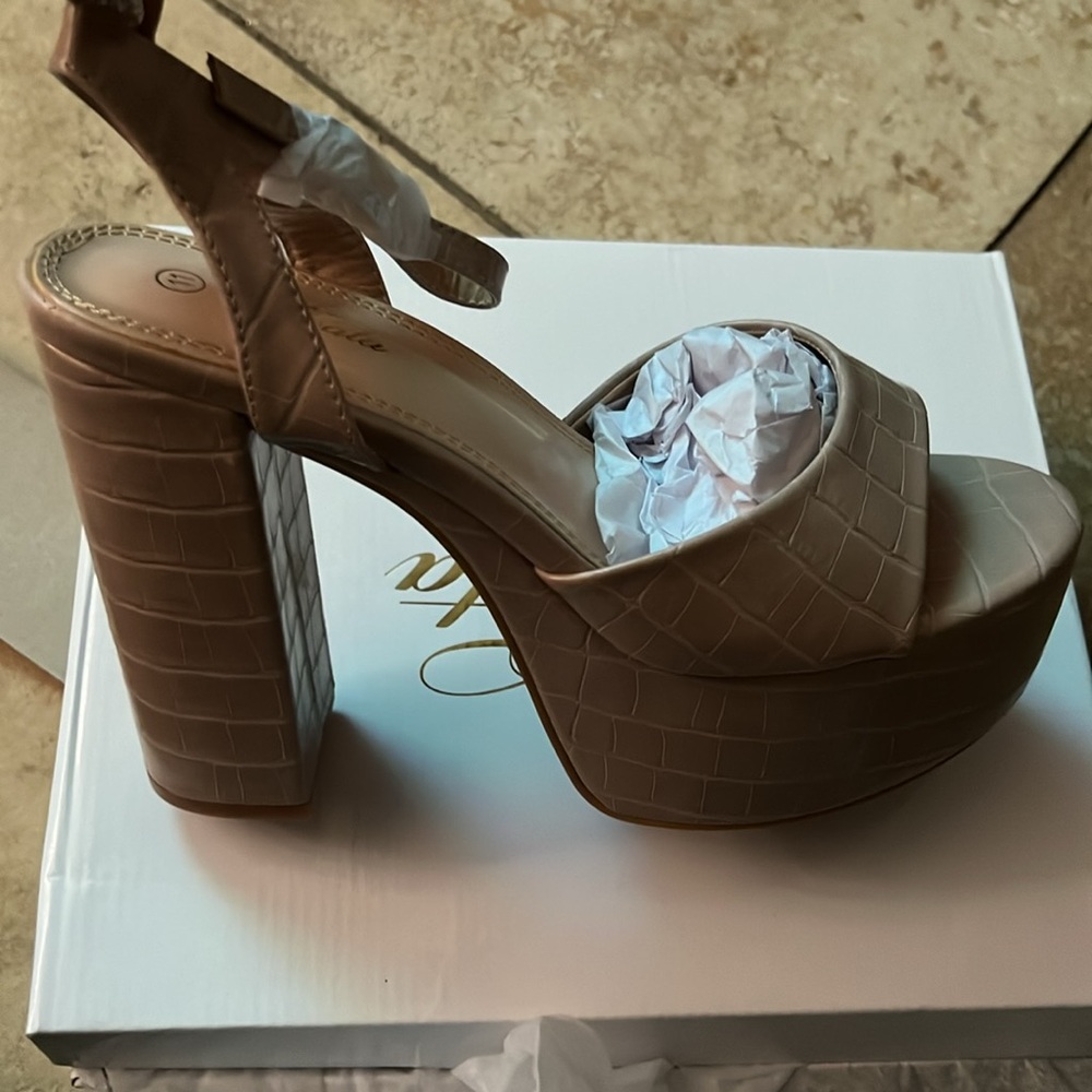 Nude man made Crocodile texture platforms - Picture 2 of 6